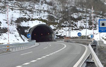 Señalización y barreras en la entrada de túnel
